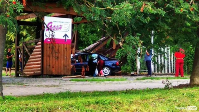 У Луцьку водій на Audi протаранив ворота розважального комплексу. ФОТО