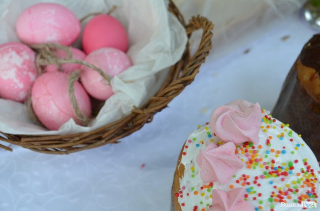 Традиційні писанки, яскраві курчатка і апетитні паски: великодній Луцьк. ФОТОРЕПОРТАЖ