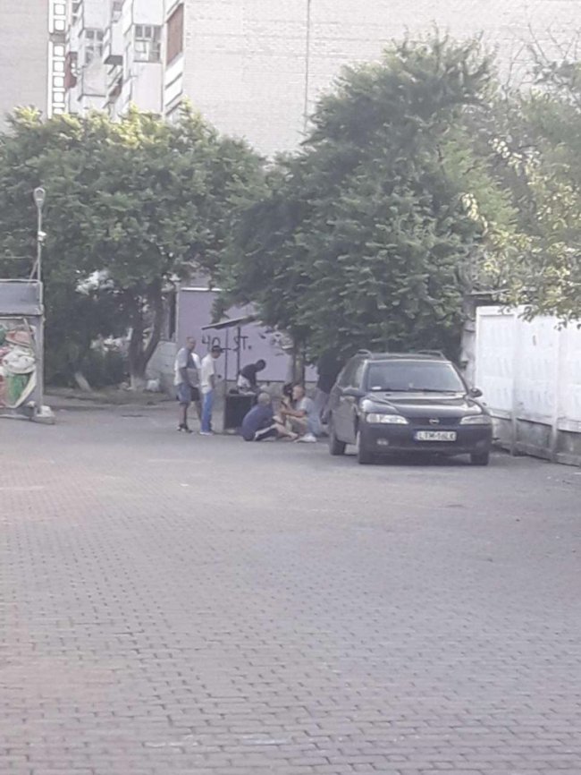 П'яниці валяються під ногами і чіпляються до дівчат: вимагають знищити «кочівний прилавок» біля Північного ринку