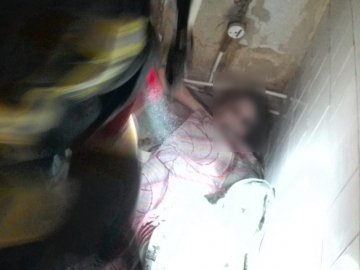 У Ковелі рятувальники визволяли жінку з туалету. ФОТО