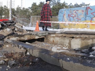 У Києві провалилася частина мосту. ФОТО