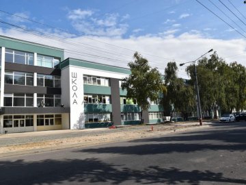 Показали, який вигляд має гімназія №4 у Луцьку після капремонту фасаду. ФОТО