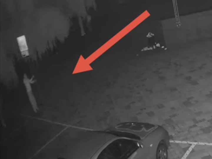 У центрі Луцька посеред ночі молодик звалив дорожній знак. ВІДЕО