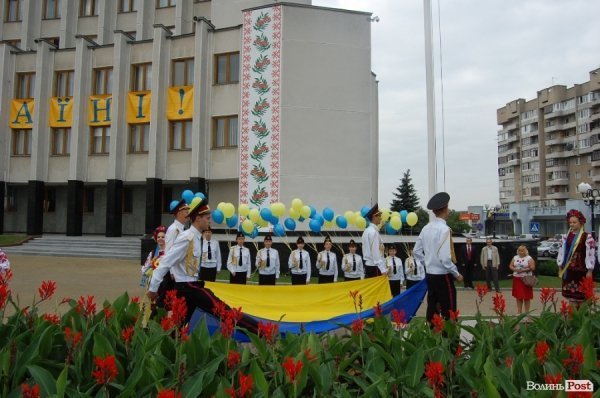 У День Прапора губернатор Волині говорив про місце України в Європі. ФОТО