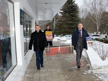 Волинська поліція подарувала малечі домашній кінотеатр із караоке