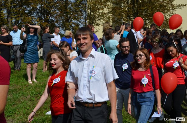 Танець від ректора і завдання від губернатора: як у луцькому «політесі» першачків зустрічали. ФОТО