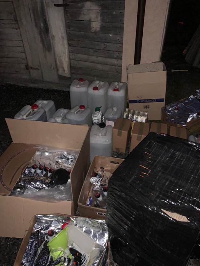 У Луцьку викрили підпільний цех, де «виготовляли» елітні напої відомих брендів алкоголю. ФОТО
