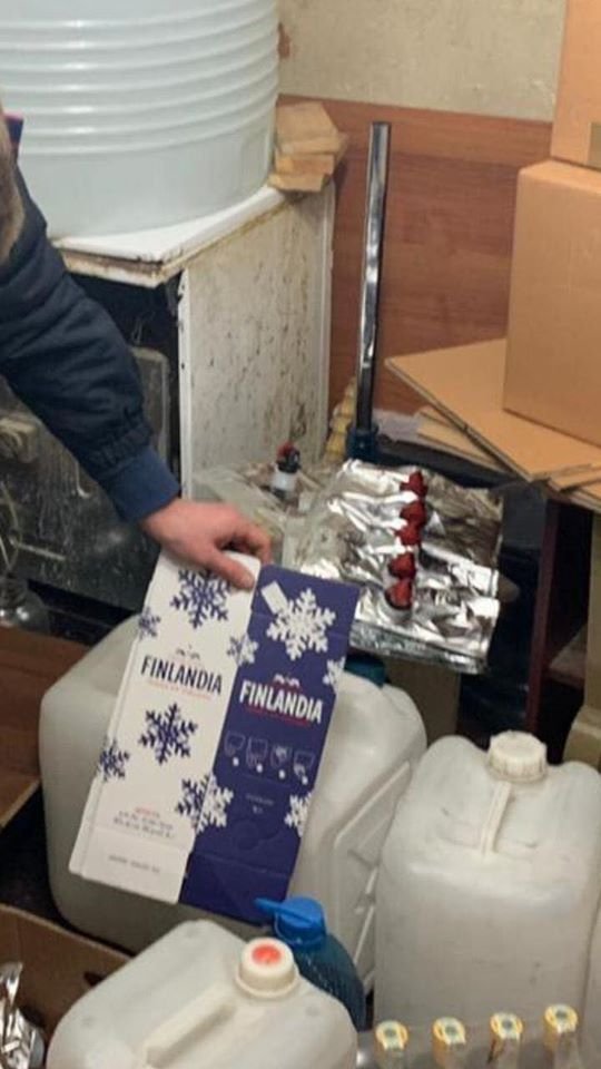 У Луцьку викрили підпільний цех, де «виготовляли» елітні напої відомих брендів алкоголю. ФОТО