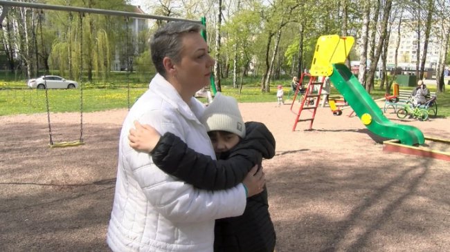 Через стрес виник «рак»: багатодітна лучанка понад рік чекає з полону сина. ФОТО