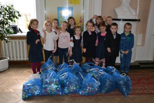 У Луцьку школярі зібрали близько 55 кілограмів кришечок для бійців. ФОТО