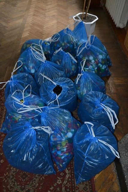 У Луцьку школярі зібрали близько 55 кілограмів кришечок для бійців. ФОТО