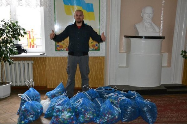 У Луцьку школярі зібрали близько 55 кілограмів кришечок для бійців. ФОТО