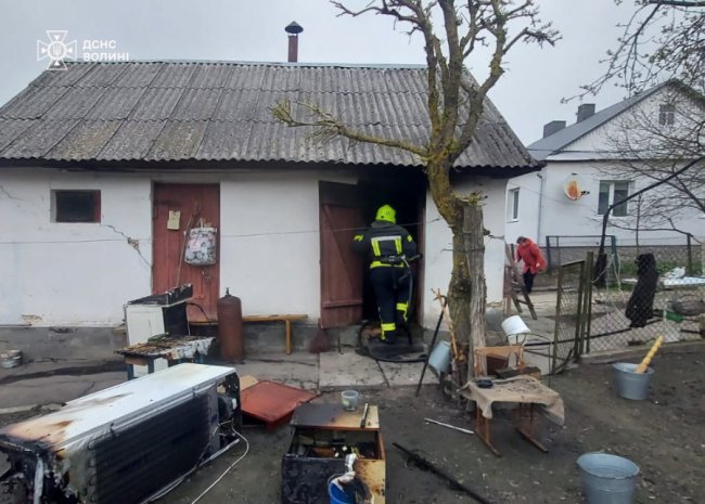 На Волині горіли дві споруди і понад 5 га сухої трави та очерету. ФОТО