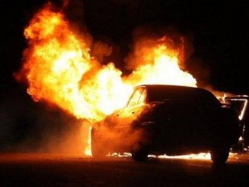 На Рівненщині на узбіччі дороги горіла «євробляха», а власник – зник