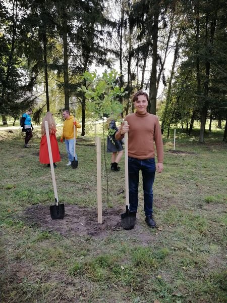 «Фронтера-сквер»: у Луцьку письменники висадили алею ясенів