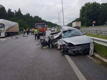 На трасі Київ - Харків легковик влетів у фуру: загинули жінка і дитина