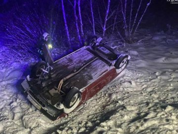 На Волині автомобіль злетів у кювет й перекинувся на дах