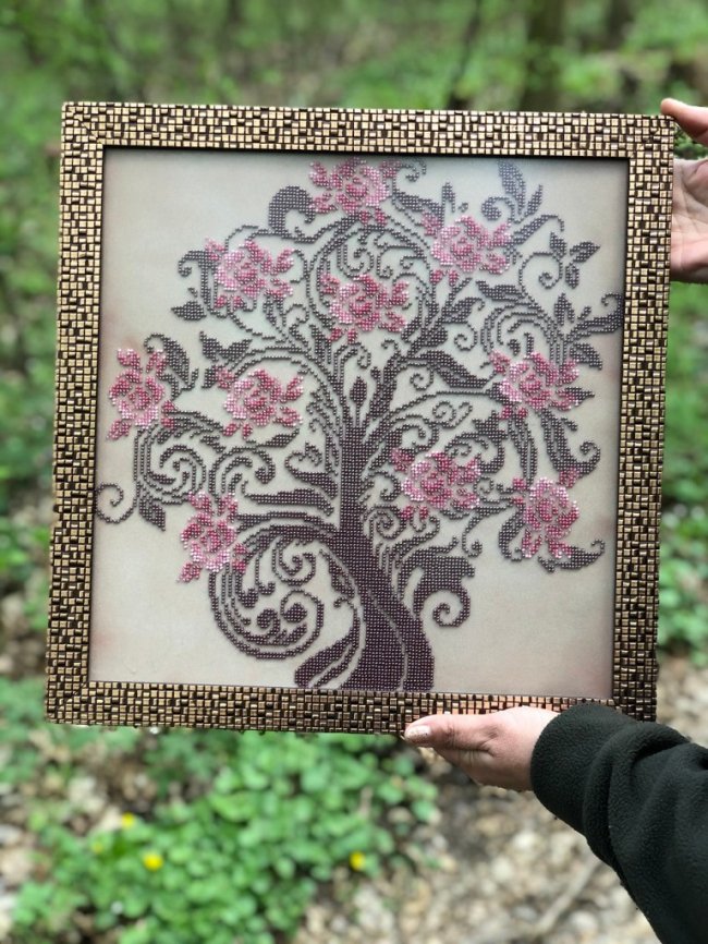 Ікони, картини, сорочки: головний лісничий у Володимирі-Волинському дивує своїми вишивками