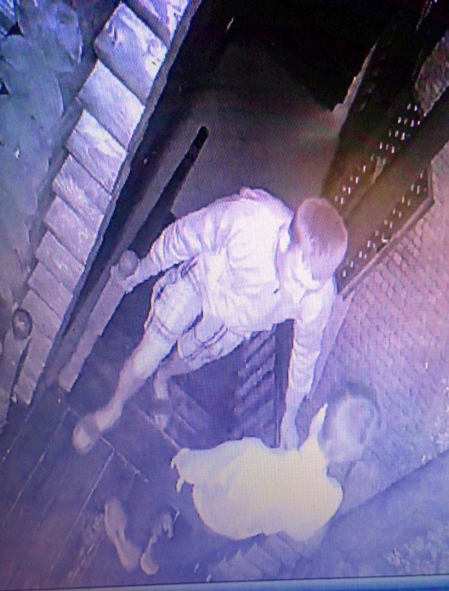 На Гряді двоє молодиків вкрали купальник та рушники. ФОТО