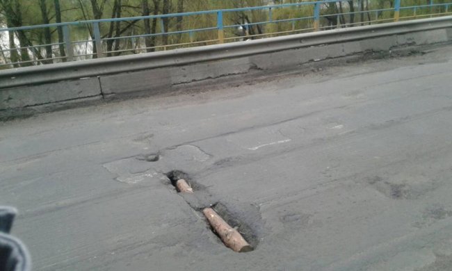 У селищі на Волині міст залатали... поліном. ФОТО