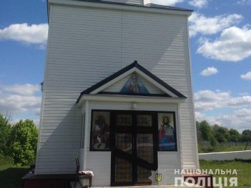 Церковний конфлікт: на Рівненщині віряни зачинили у церкві священика