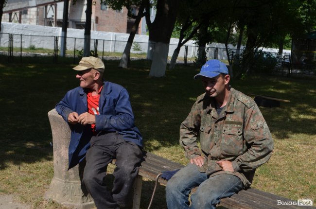 Тушки ворон і курячий послід: лучанин нарікає на безлад поблизу гуртожитків. ФОТО