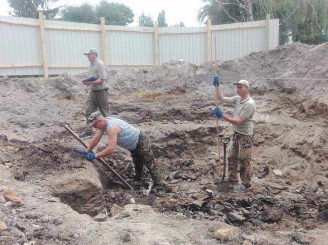 Розкопки масового захоронення розстріляних в'язнів у Луцьку завершили