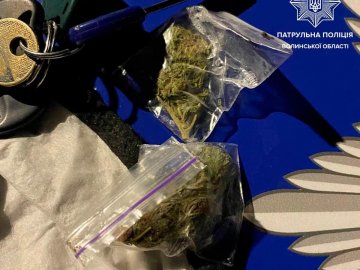 У 19-річного водія у Луцьку поліцейські знайшли наркотики. ФОТО