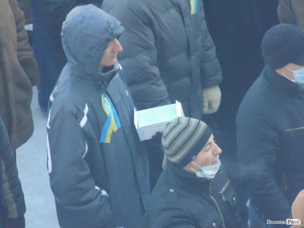 У натовпі всім охочим роздавали марлеві пов'язки