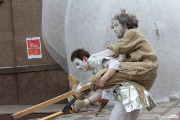 Експериментальний білоруський театр епатував луцьку публіку. ФОТО. ВІДЕО