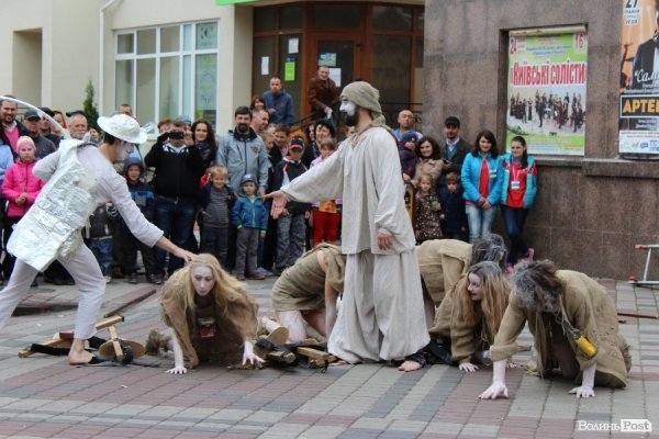 Експериментальний білоруський театр епатував луцьку публіку. ФОТО. ВІДЕО