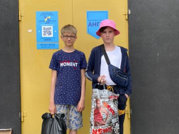 Школярі з Луцька самостійно зібрали посилку для солдатів