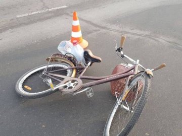 На Волині 20-річна дівчина на Merсedes збила дідуся-велосипедиста