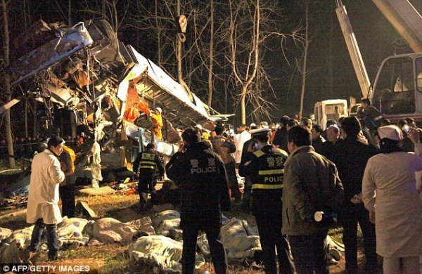 У Китаї автобус із людьми зірвався з мосту. ФОТО. ВІДЕО