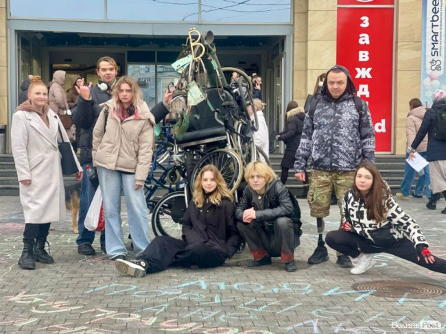 У Луцьку створили скульптуру з крісел колісних: що це за акція?