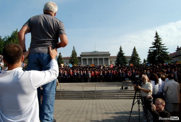 У Волинському національному університеті вітали магістрів
