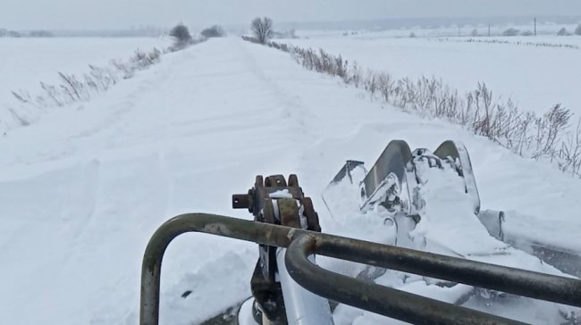 «Відрізані» від світу через перемети села на Волині рятують важкою технікою