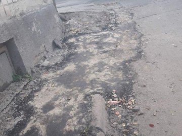 У центрі Луцька комунальники неякісно заасфальтували перекопану дорогу. ФОТО