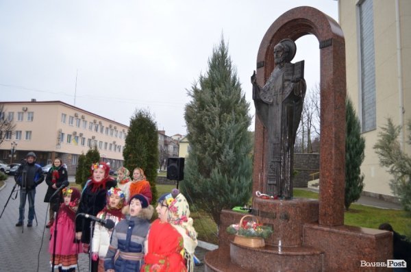 У Луцьку співали біля пам'ятника Миколаю. ФОТО