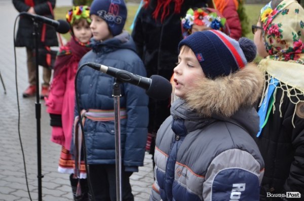 У Луцьку співали біля пам'ятника Миколаю. ФОТО