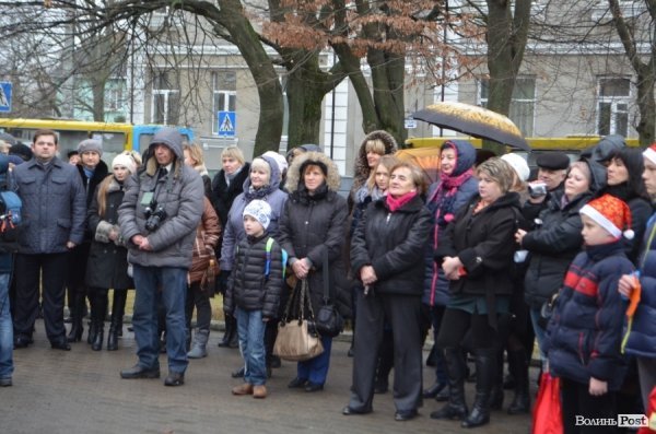 У Луцьку співали біля пам'ятника Миколаю. ФОТО