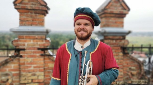 Луцький кликун збирає кошти на зарядні станції для військових