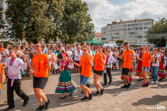 Учасники міжнародного фесту вчили лучан танцювати. ФОТО