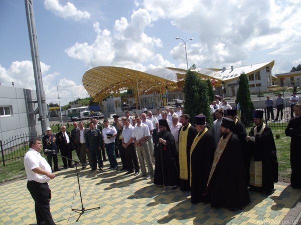 Освятили обеліск і могилу прикордонників