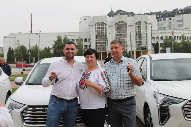 Сільські амбулаторії на Волині одержали нові автівки. ФОТО