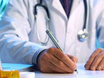 Кабмін підвищить зарплати українським медикам: скільки грошей додадуть