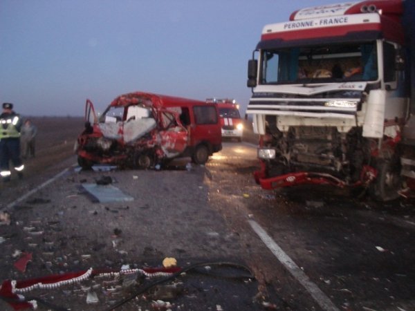 На Херсонщині фура зіткнулася з мікроавтобусом, є загиблі. ФОТО. ВІДЕО