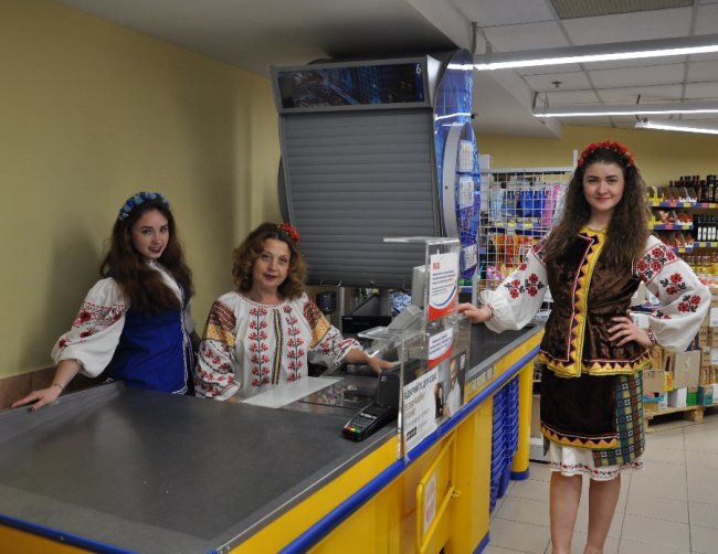 Свято єднає: працівники луцького магазину вбралися у вишиванки. ФОТО