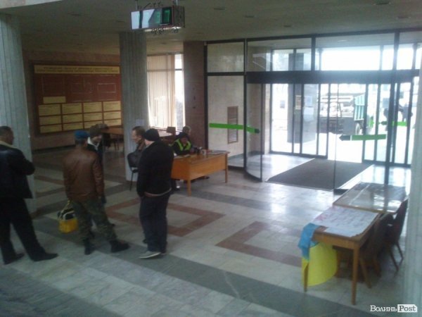 Під Волинською ОДА «завершилася» революція. ФОТО