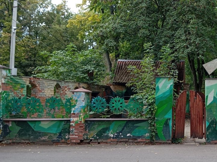 Закинуте кафе в центральному парку Луцька планують відновити